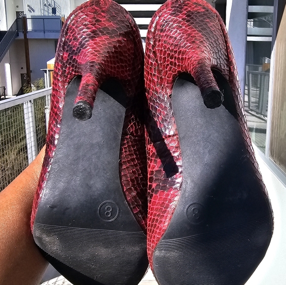 Retro red and black Snake point toe heel pumps women's size 8 Mossimo - Picture 6 of 9